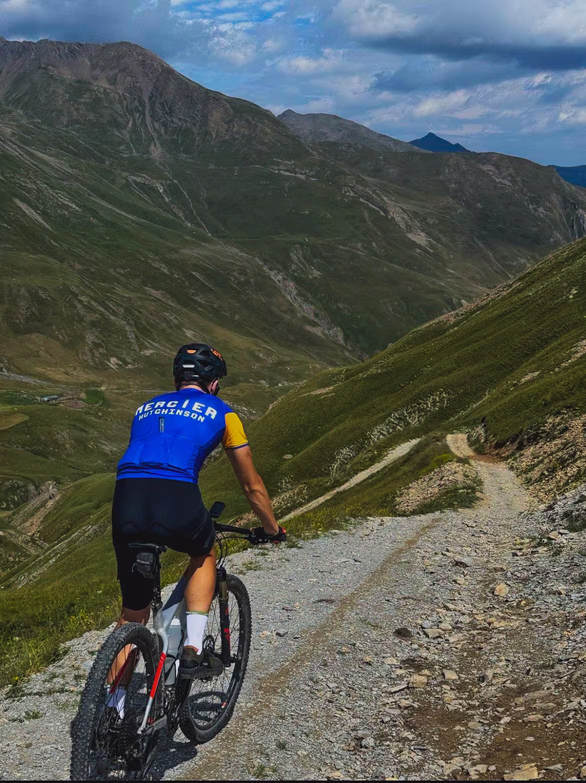 VTT en pleine descente en montagne