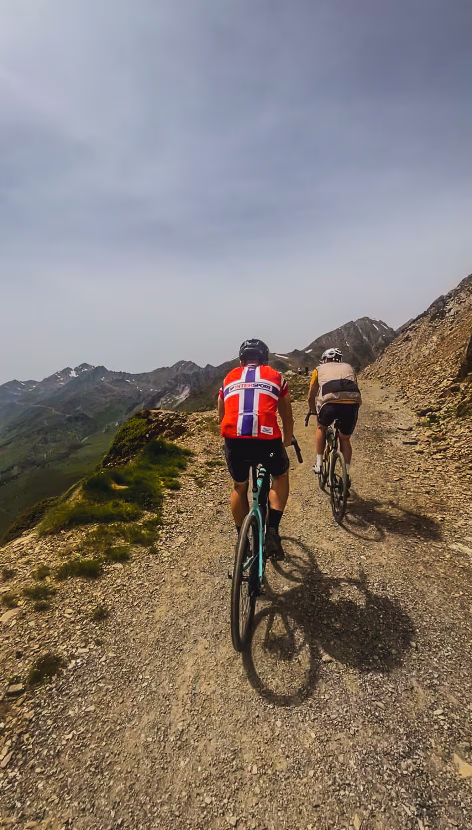 Ascension en gravel en pleine montagne 