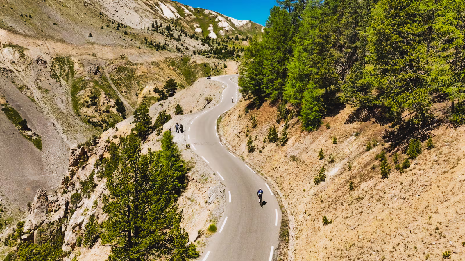 Cycliste en pleine ascension dans un col montagneux