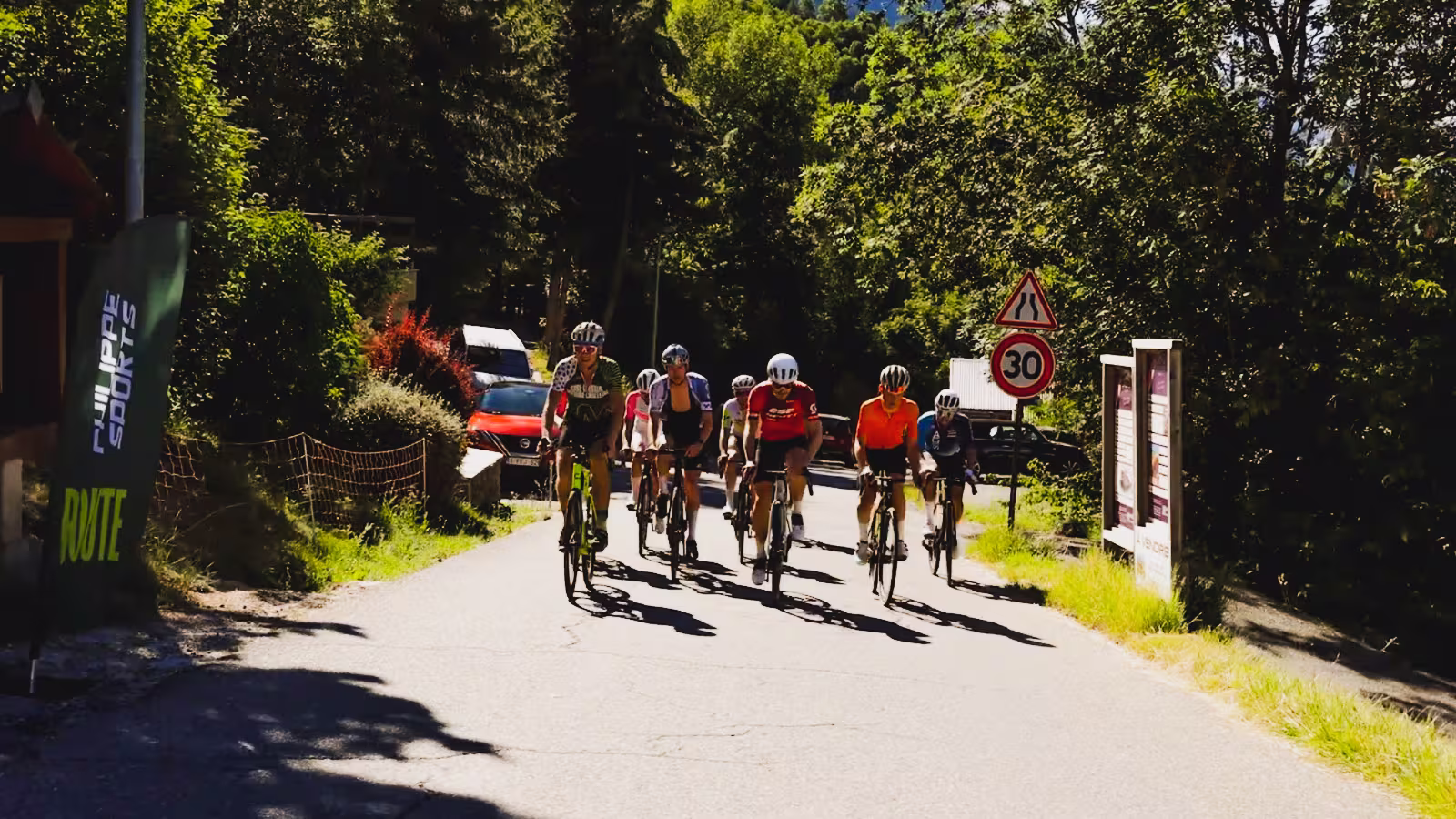 Groupe de cycliste en pleine ascension 
