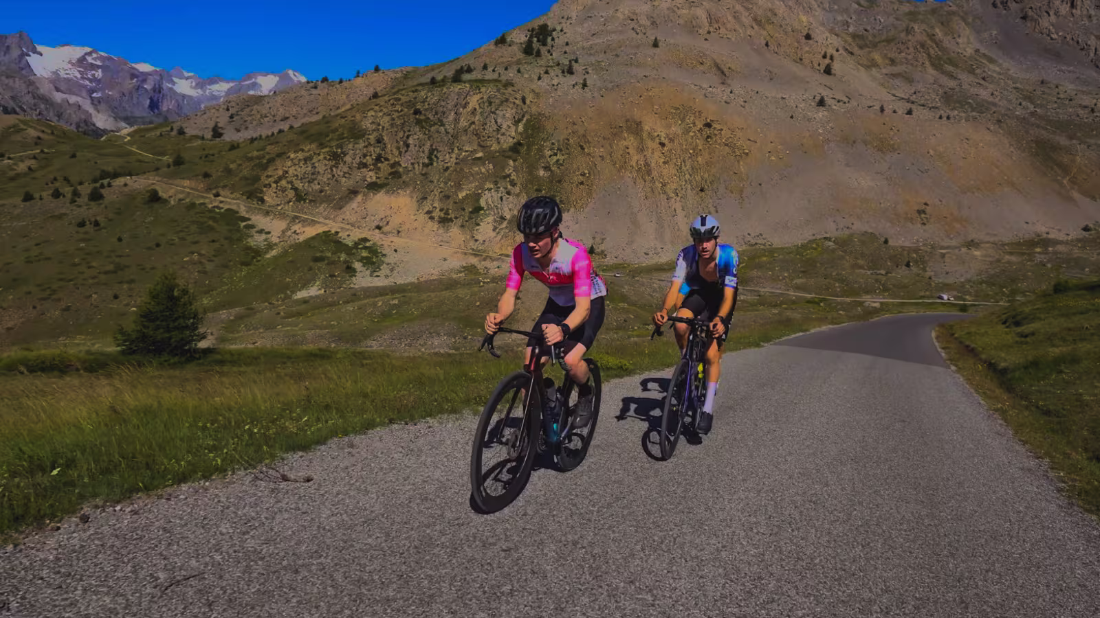 2 cycliste qui ce dispute la montée d'un col de montagne