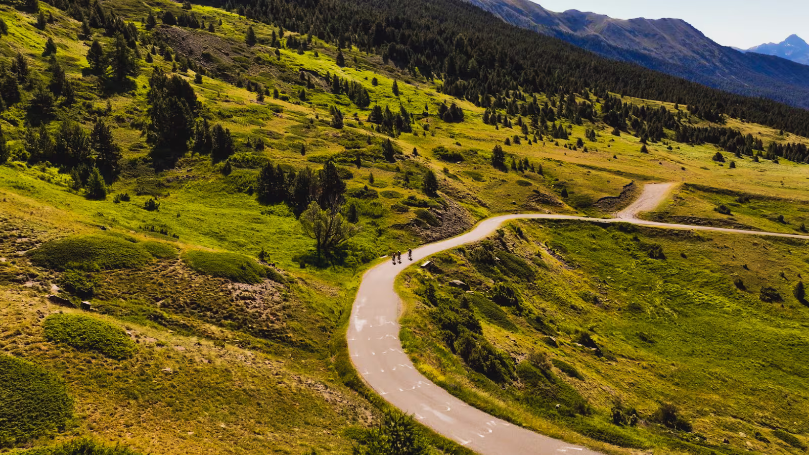 Vue en drone d'un groupe de cycliste en montagne
