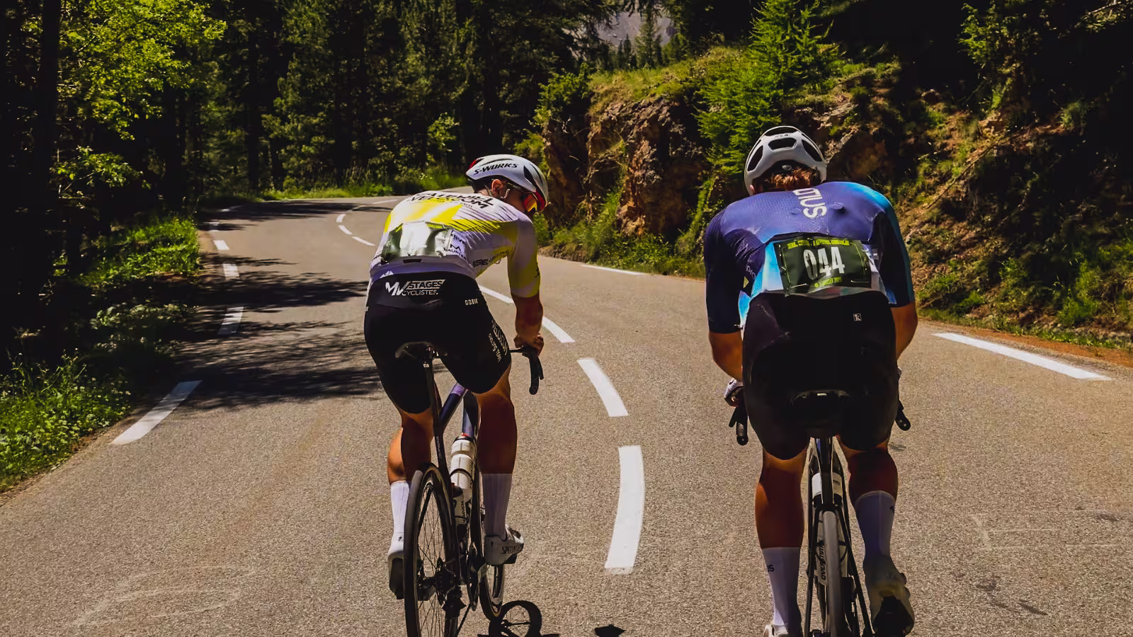 2 participants de la course de vélo discutent en pleine ascension 
