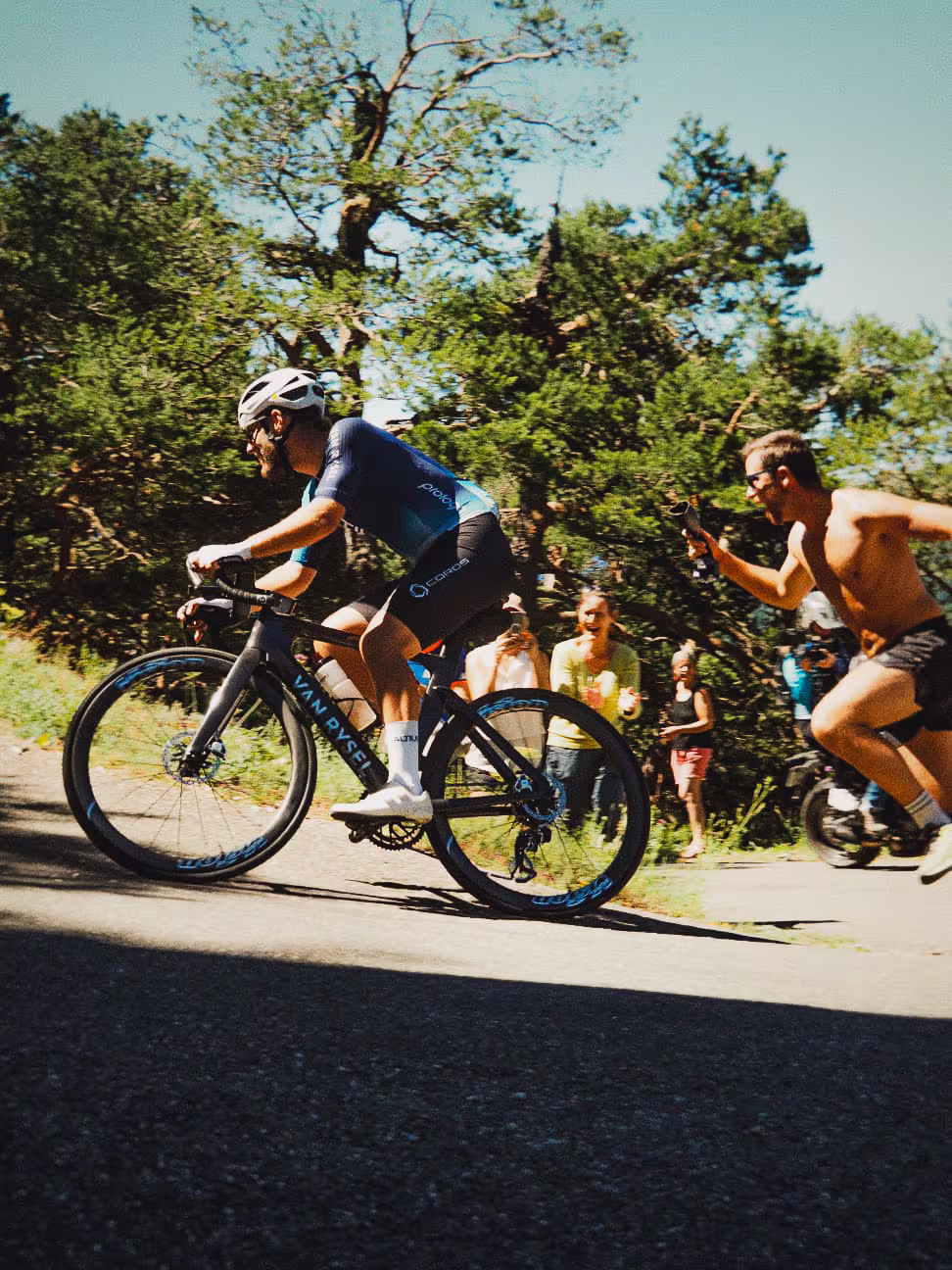 Cycliste en pleine ascension
