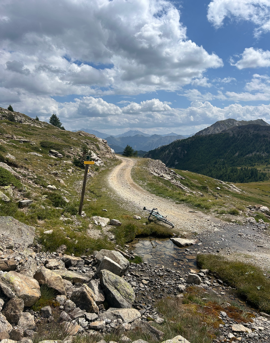 Chemin de terre rocailleux en montagne, petit ruisseau.