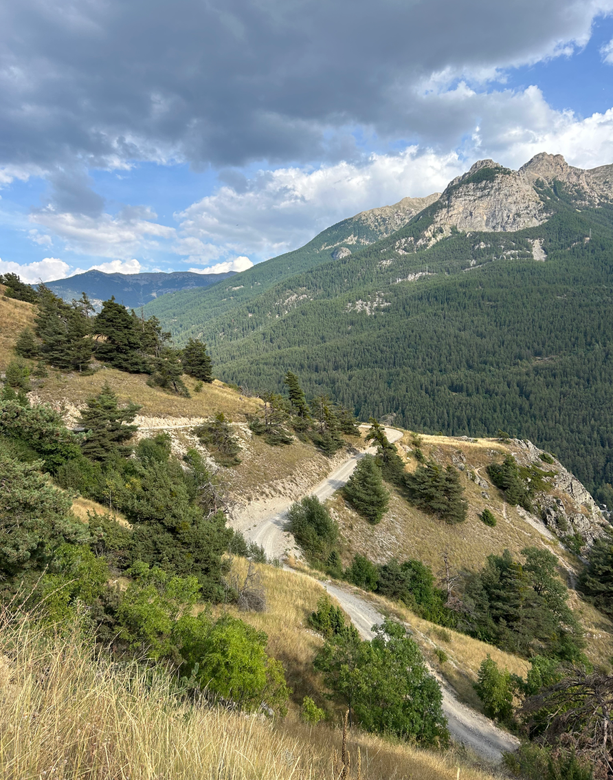Route de montagne sinueuse sous un ciel nuageux