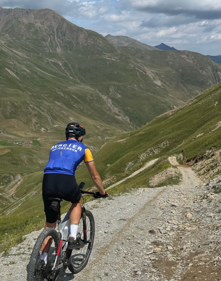 Cycliste en VTT sur chemin de montagne