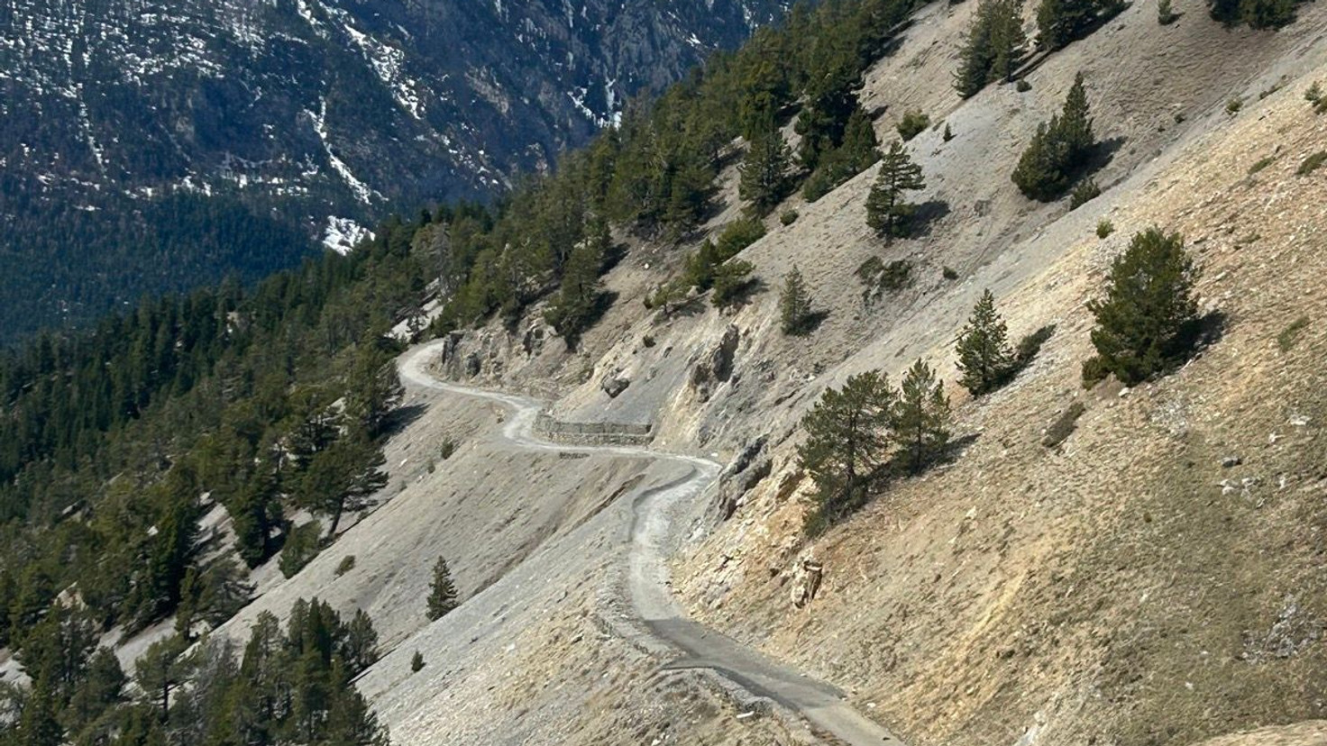 Route de montagne escarpée, sommets enneigés