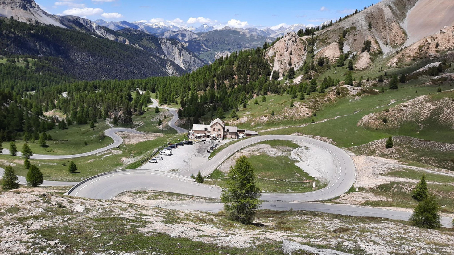 Route de montagne en lacets, refuge