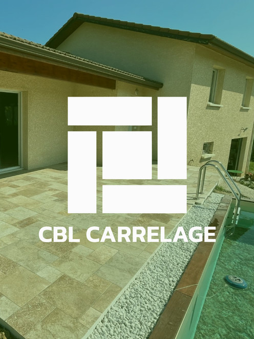 Logo CBL CARRELAGE sur terrasse carrelée avec piscine