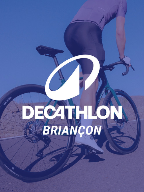Cycliste avec texte Decathlon Briançon