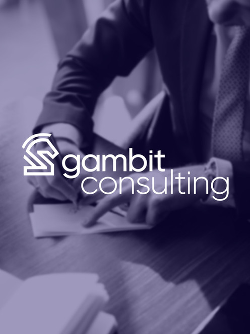 Logo Gambit Consulting sur fond de personne qui écrit